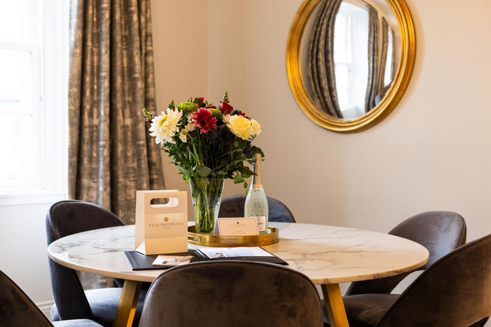 Righ Properties - Luxurious City Centre Three Bedroom Apartment Единбург Екстер'єр фото